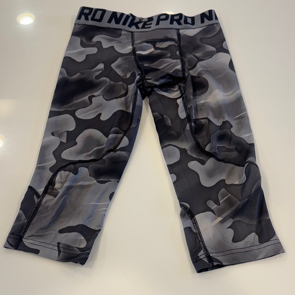 Kids Nike Gray & Black Camo Pro Compression 3/4 Tights size M